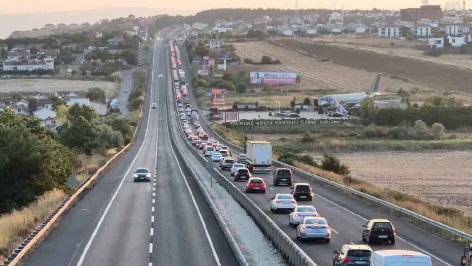 İstanbul’dan Tekirdağ’a Hafta Sonu Akını: Kilometrelerce Araba Kuyruğu Oluştu